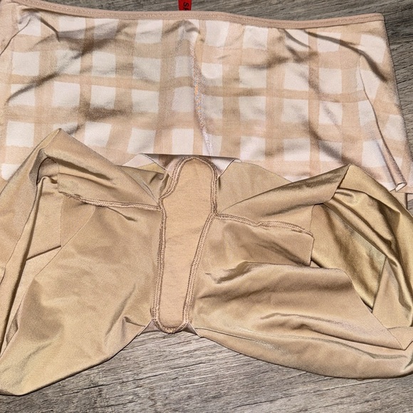 Spanx Slimplicity shaper short XL - tan with white print lining - Picture 8 of 9